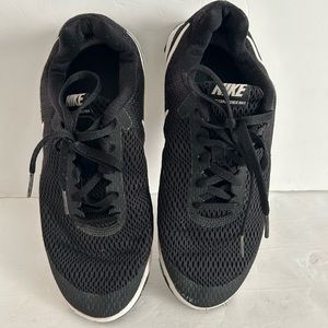 Women Black Nike Shoes Size 8 1/5